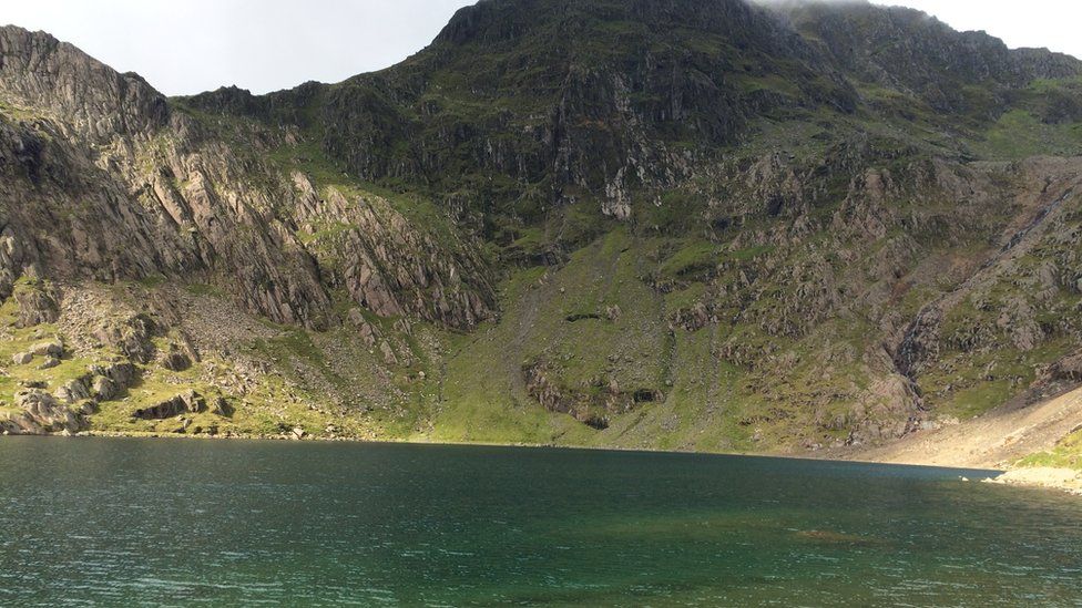 Mwyn copr sydd yn gyfrifol am liw glaswyrdd Glaslyn // A high copper content is responsible for Glaslyn's turquoise waters