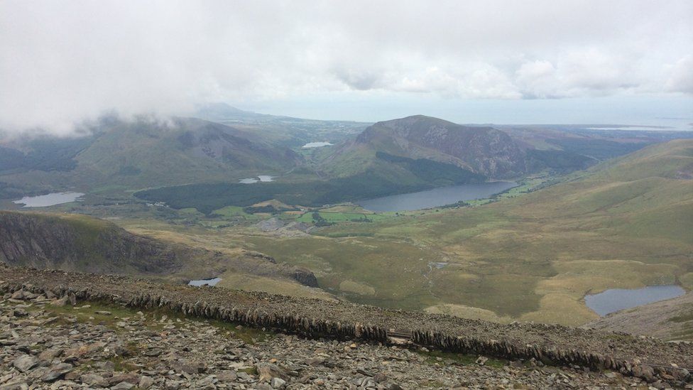 O'r diwedd wedi cyrraedd y gefnen, a chael mwynhau golygfa wych o ochr arall yr Wyddfa // At last we reach the ridge and the magnificent views of the other side of Snowdon