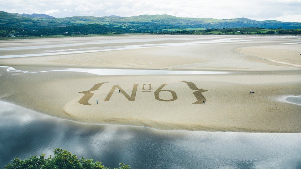 Mae Gwyl Rhif 6 yn cael ei gynnal yr wythnos hon ym mhentref arfordirol Portmeirion