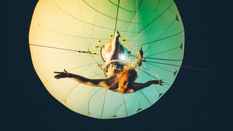 Angel acrobatig yn diddanu'r gynulleidfa ...dim ond yng Nghwyl Rhif 6!