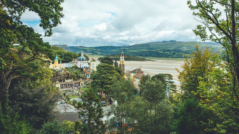 Yn ystod yr ŵyl mae'r pentref a'r goedwig gyfagos yn dod yn fyw
