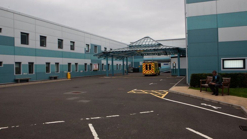 Uned Ddamweiniau enwoca'r byd teledu // Holby City Hospital - One of the UK's most well known Accident and Emergency Departments