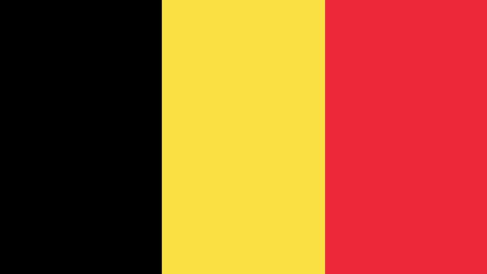 Dyma'r faner cyntaf. // The first flag.