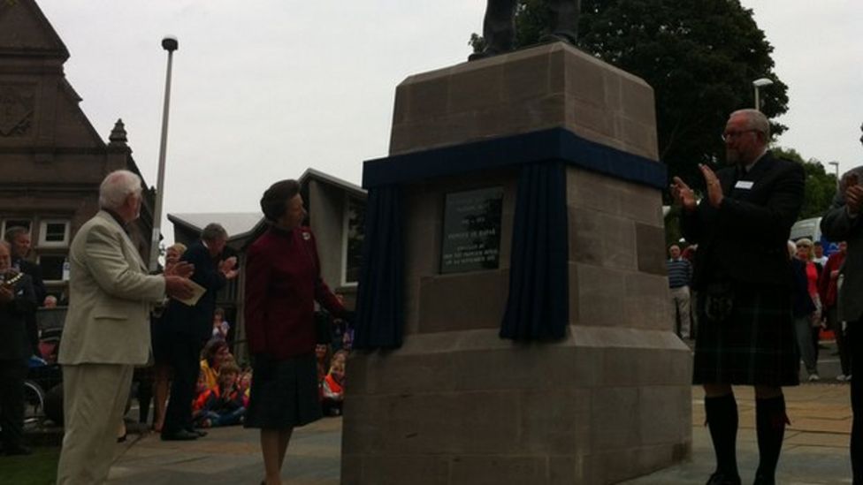 Statue of radar pioneer Watson-Watt unveiled in Brechin - BBC News