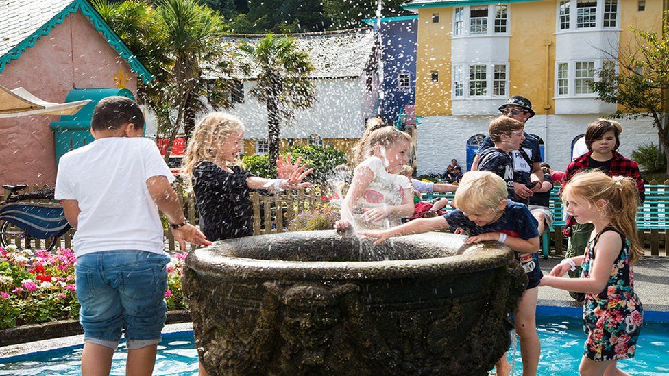 Hwyl yn y dŵr! // The kids making a splash at Portmeirion!
