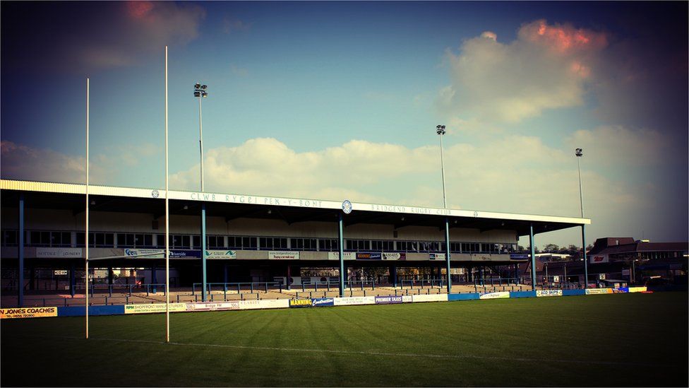 Maes y Bragdy. Cartref Penybont ac i arwyr Cymru fel JPR, JJ, Fenwick a Howley // Brewery Field, the home of Bridgend RFC and the stomping ground of Welsh heroes such as JPR, JJ, Fenwick and Howley