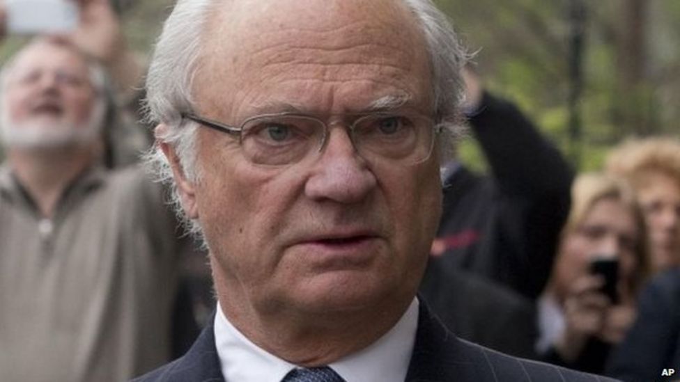 Swedish King Carl XVI Gustaf in car crash but not hurt - BBC News