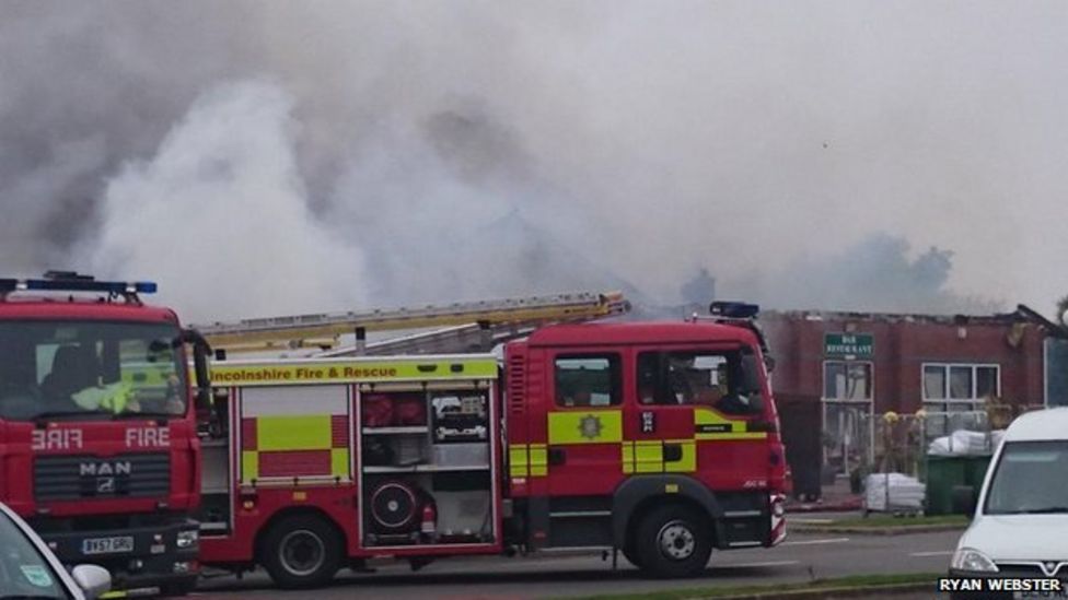 Large fire at Southview Leisure Park in Skegness - BBC News