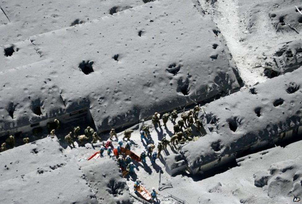 Japan volcano: Search suspended as eruption intensifies - BBC News