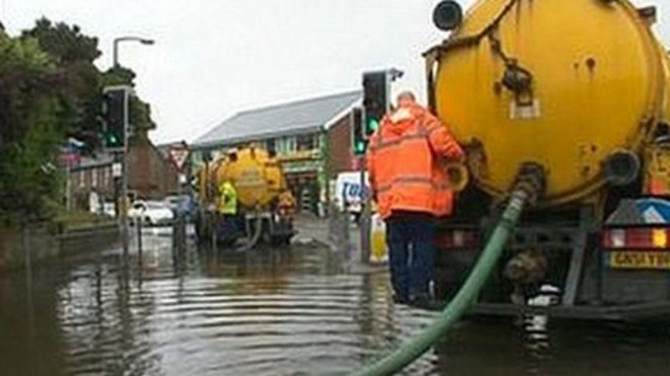 Littlehampton Flood Defence Work To Finish 'late' - BBC News