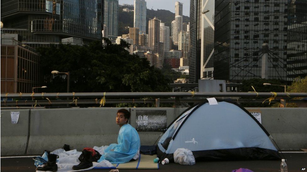 In pictures: Hong Kong protests dwindle in second week - BBC News