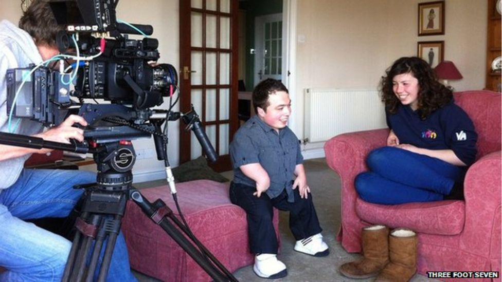 Born small: A man with dwarfism talks about his life - BBC News