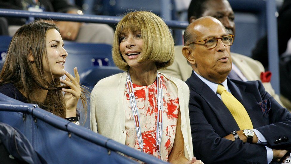 De la Renta watches the 2007 US Open with US Vogue editor Anna Wintour and her daughter Bee Schaffer