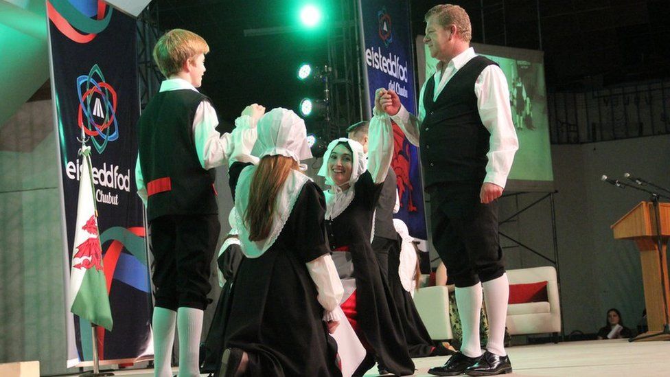 Dawnsio traddodiadol Cymreig // Traditional Welsh dancing on the stage in Trelew