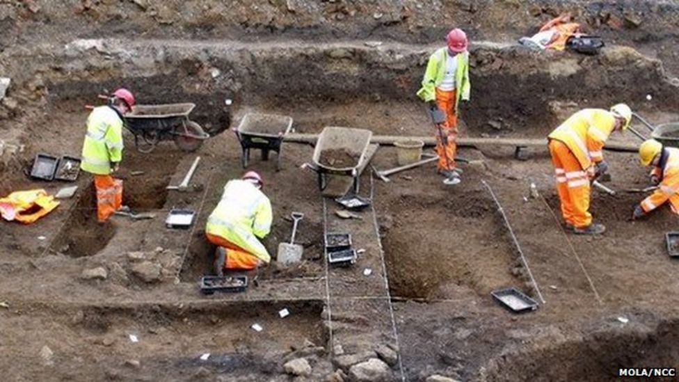 Medieval chess pieces found in Northampton dig - BBC News