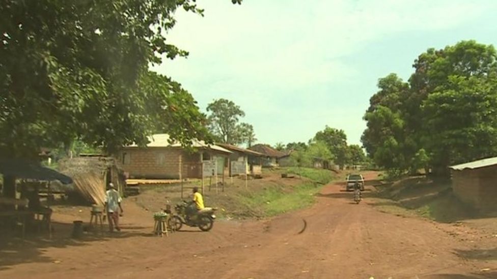 Ebola crisis: A village fights back in Sierra Leone - BBC News