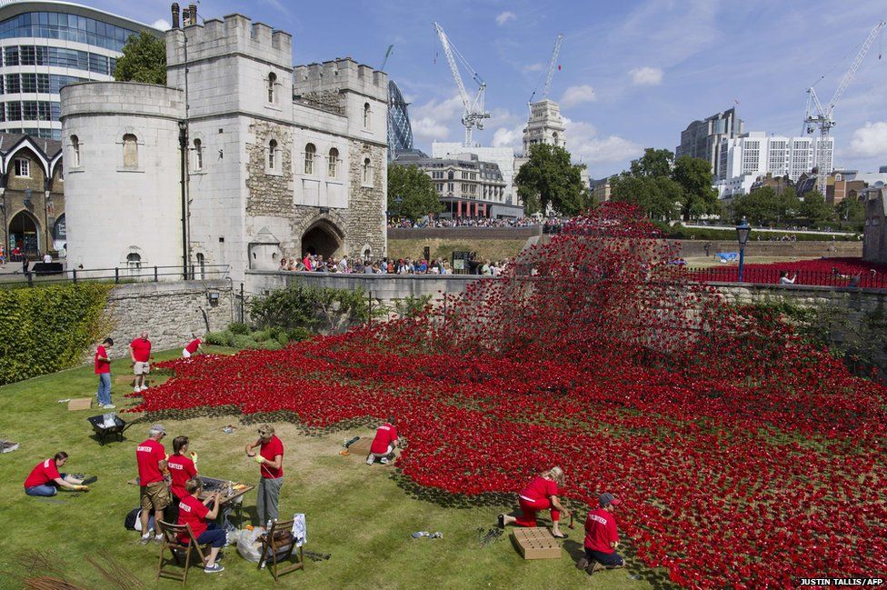 Volunteers install porcelain poppies (3 August 2014)