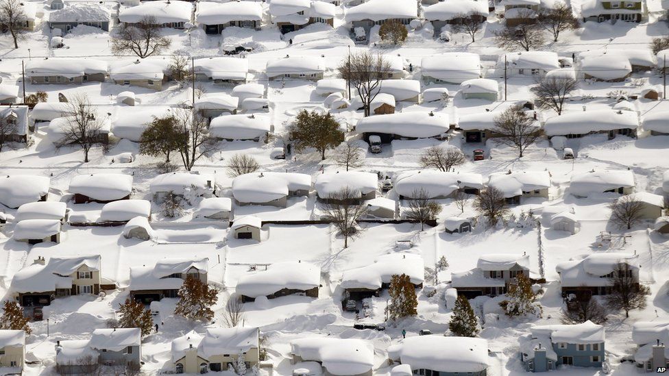 Homes are covered in snow in West Seneca, New York (19 November 2014)
