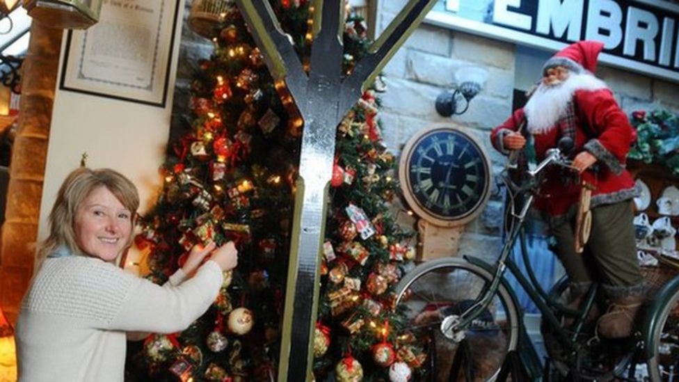 Powys home with 72 Christmas trees and 52 decorated rooms - BBC News