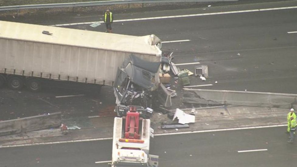 M25 fatal crash: Two men arrested over Waltham Abbey collision - BBC News