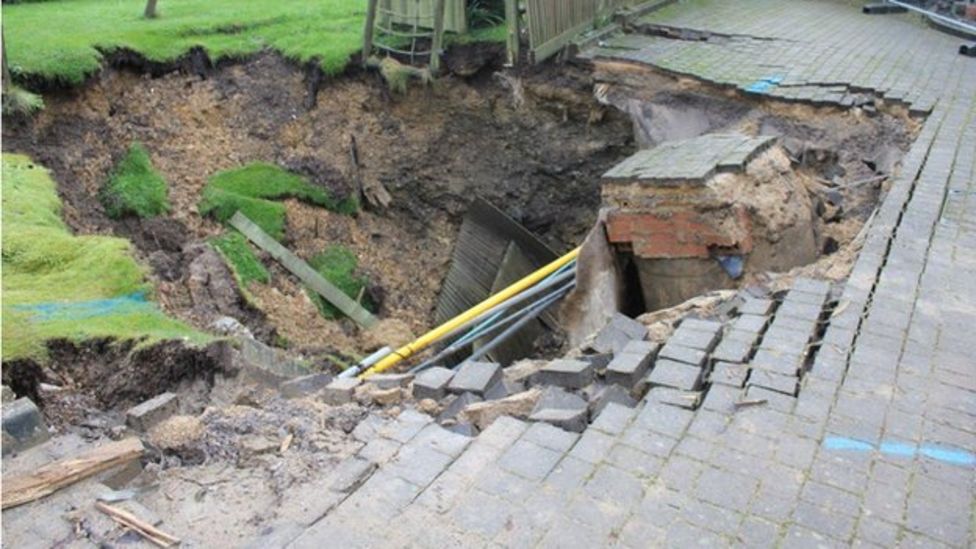 Giant 'sinkhole' appears in Upper Basildon front garden BBC News