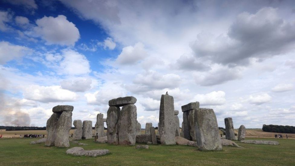 Stonehenge parking expansion planned after transport issues - BBC News