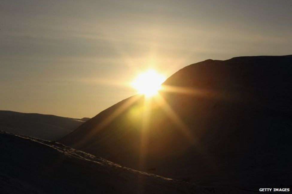 Why do mornings still get darker after the winter solstice? BBC News