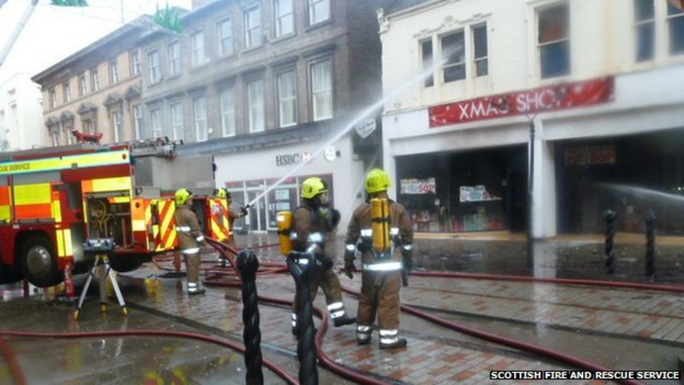 Firefighters tackle Dundee Christmas shop blaze BBC News