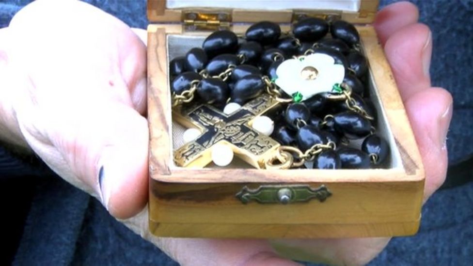 Richard III coffin rosary blessed at priory BBC News