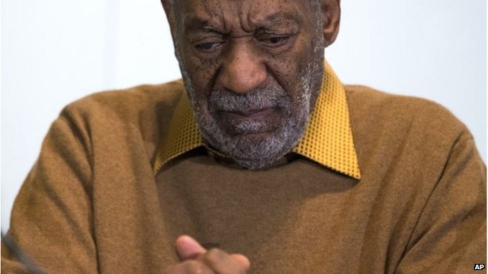 Bill Cosby receives standing ovation despite protests BBC News(00)