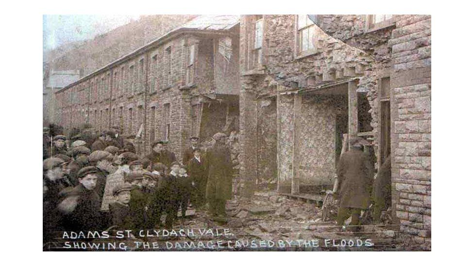 Teras Adams oedd yn gorfod wynebu'r llifeiriant hwn gyntaf, ac yn ôl adroddiadau papurau newydd o'r cyfnod, lloriwyd y ty cyntaf a wynebodd y llifeiriant fel pecyn o gardiau, a lladdwyd ei breswylwyr, Mrs. Elizabeth Ann Williams a'i merch bedwar mis oed. Yn ôl adroddiad y papur newydd, dinistriwyd un ar ddeg o dai a siop y crydd, ac ysgubwyd un ty ymaith yn gyfan gwbl.