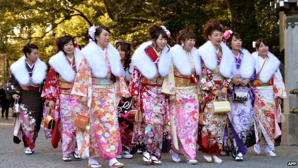 Japan: Kobe earthquake babies mark adulthood - BBC News