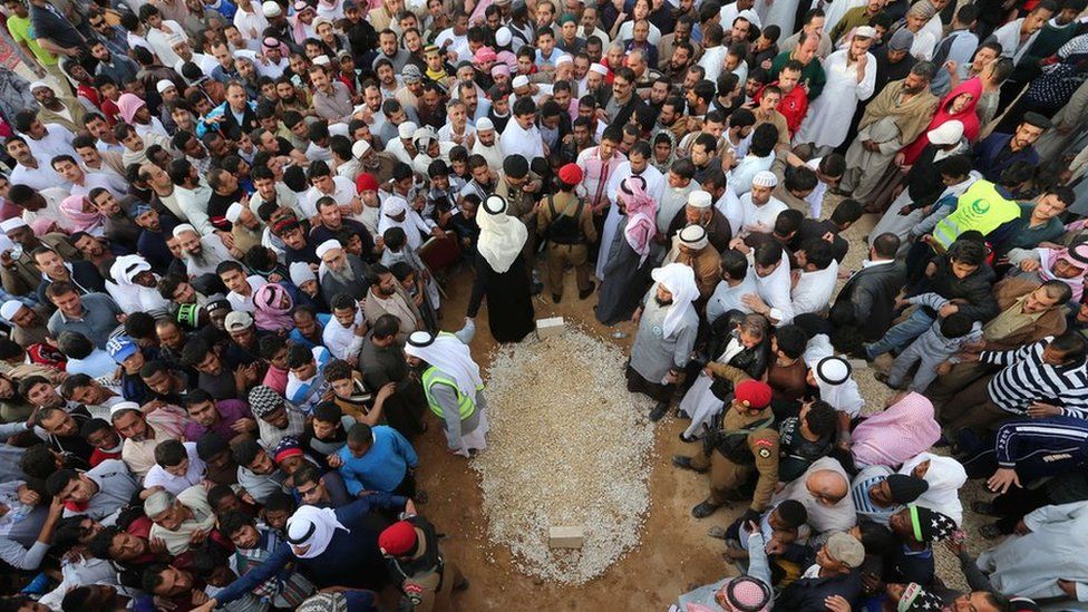 Mourners gather around the grave of Saudi Arabian King Abdullah at the al-Oud cemetary in Riyadh on 23 January 2015 following his death in the early hours of the morning
