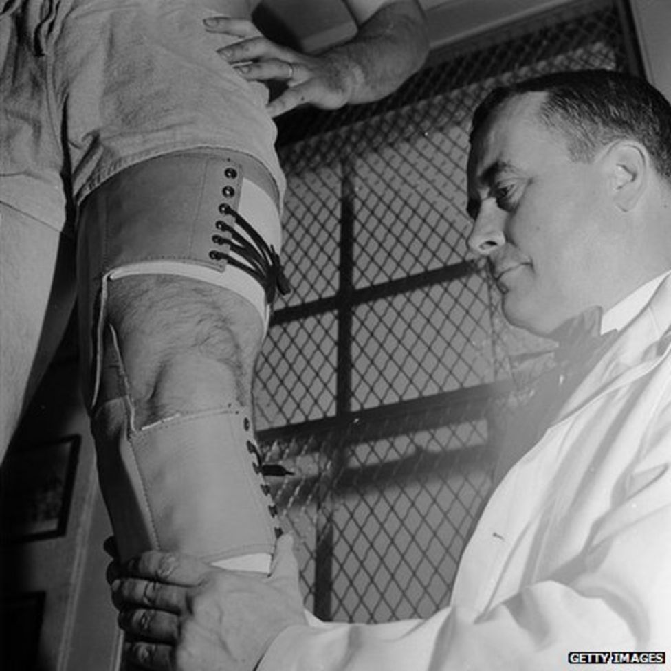 Lame lamb learns to walk with leg splints BBC News