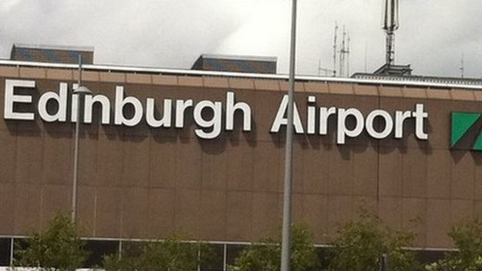 Ryanair plane makes emergency landing at Edinburgh - BBC News