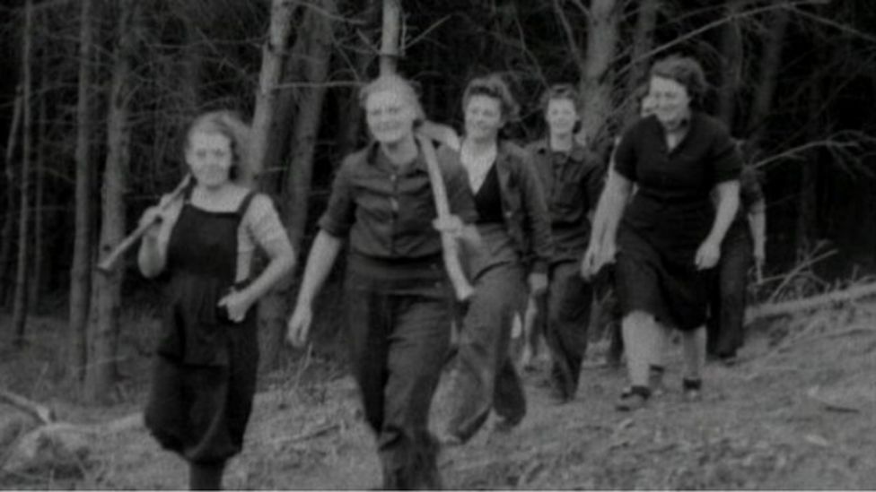 Remembering the work of Britain's WW2 lumberjills BBC News