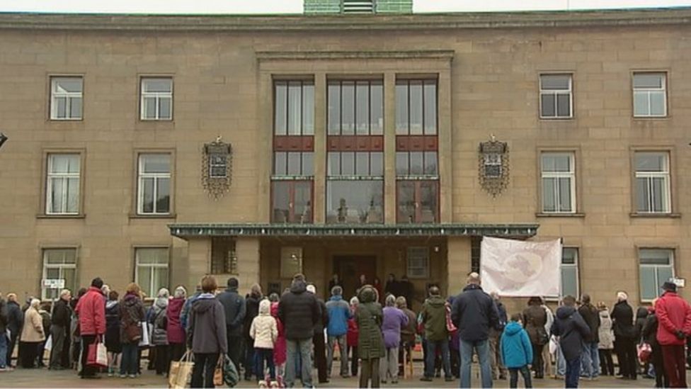 Kirkcaldy rally held over Tesco closure BBC News