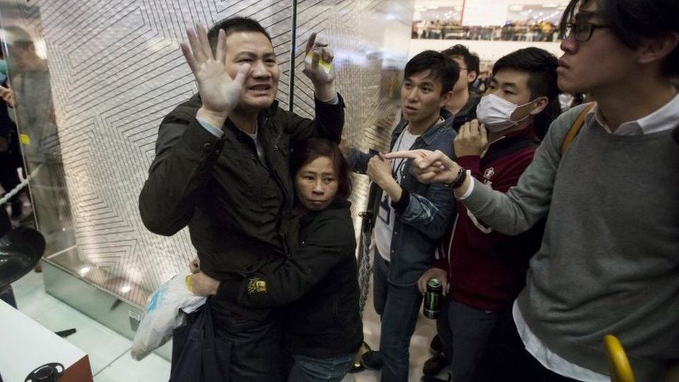 Hong Kongers detain a mainland shopper they accused of beating a protester (16 Feb 2015)