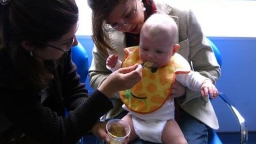 Peanut allergy 'cut by early exposure' BBC News