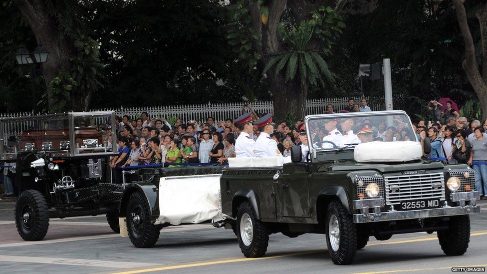 The body of Kwa Geok Choo travels on a gun carriage in Singapore (6 Oct 2010)