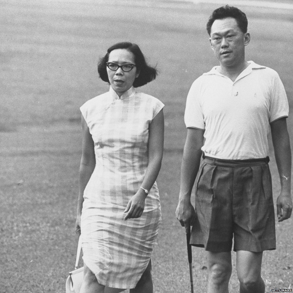 Prime Minister Kuan Yew Lee and wife practising golf on the ground of Sri Temasek (1 May 1965)