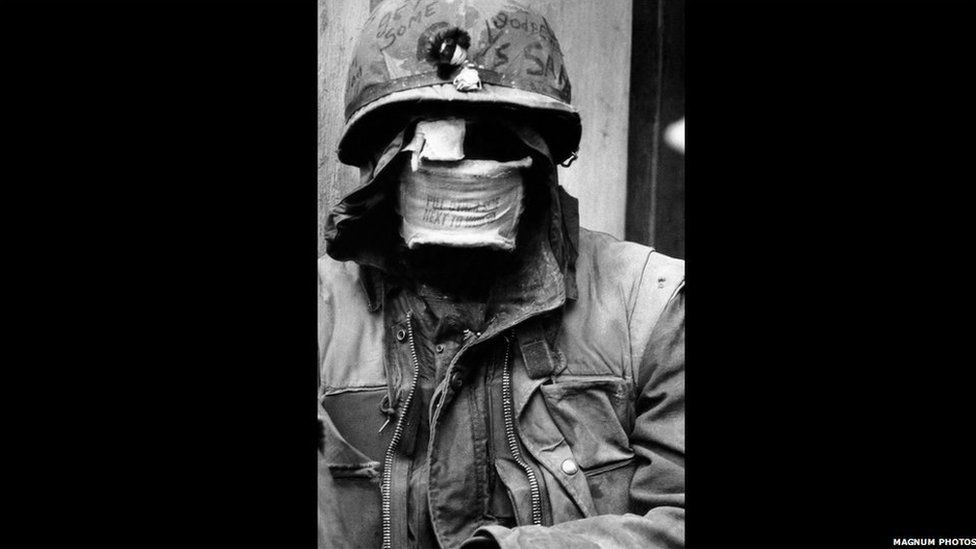 Milwr Americanaidd yn ninas hynafol Hue, ar lethrau afon bersawrus. // US Marine in the ancient city of Hue on the banks of the perfumed river. 1968