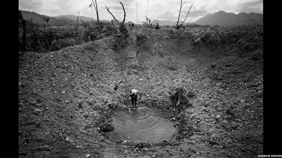 Methodd byddin America â dinistrio llwybr Ho Chi Minh // Bomb crater. Failed operation by the 1st Cavalry Division to cut the Ho Chi Minh trail. 1968