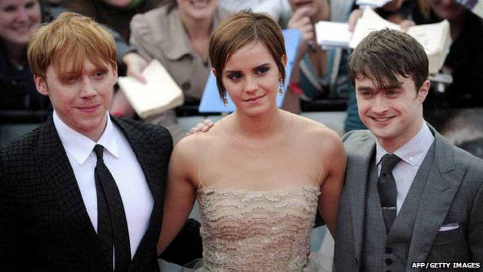 Emma Watson 'so angry' over hoax website nude photos threat - BBC News