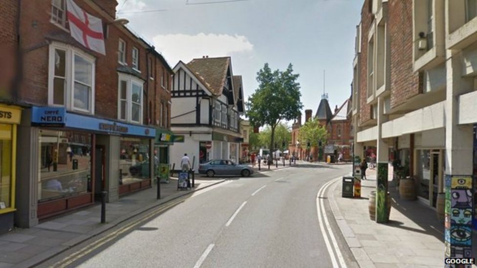 Wokingham roadworks 'affecting town's businesses' - BBC News