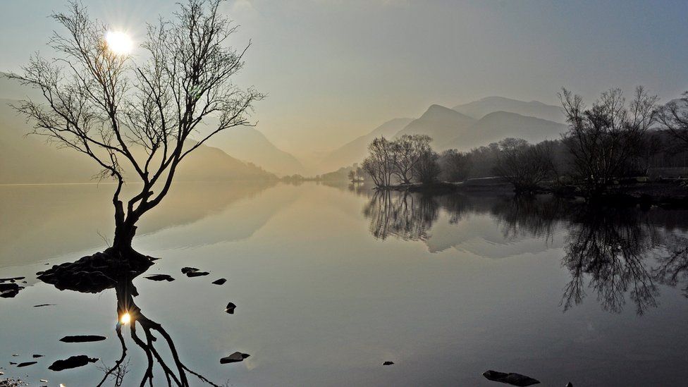 Gwawr mis Mawrth o gyfeiriad Pen Llyn // The calmness of a March morning