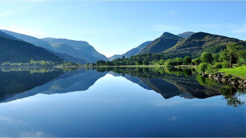 Llyn Padarn fel gwydr ar ddiwrnod o wanwyn // The lake makes an effective mirror on a calm morning in May