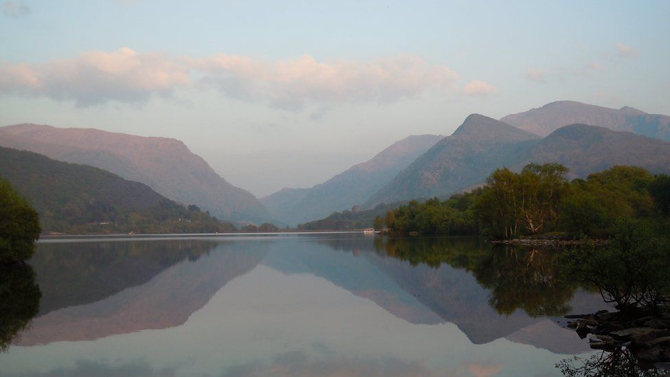 Machlud ar y llyn ym mis Ebrill // Springtime arrives and the mountains are no longer snow capped