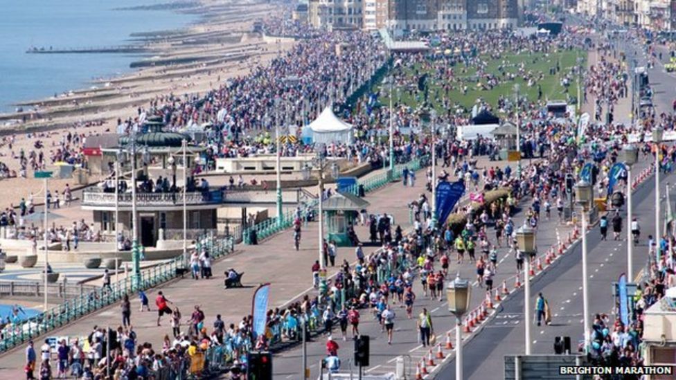 Thousands run in Brighton seaside marathon BBC News
