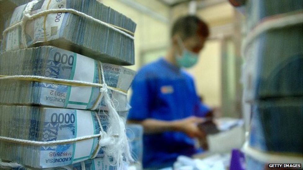 Indonesia s Weakening Rupiah Challenges Government BBC News